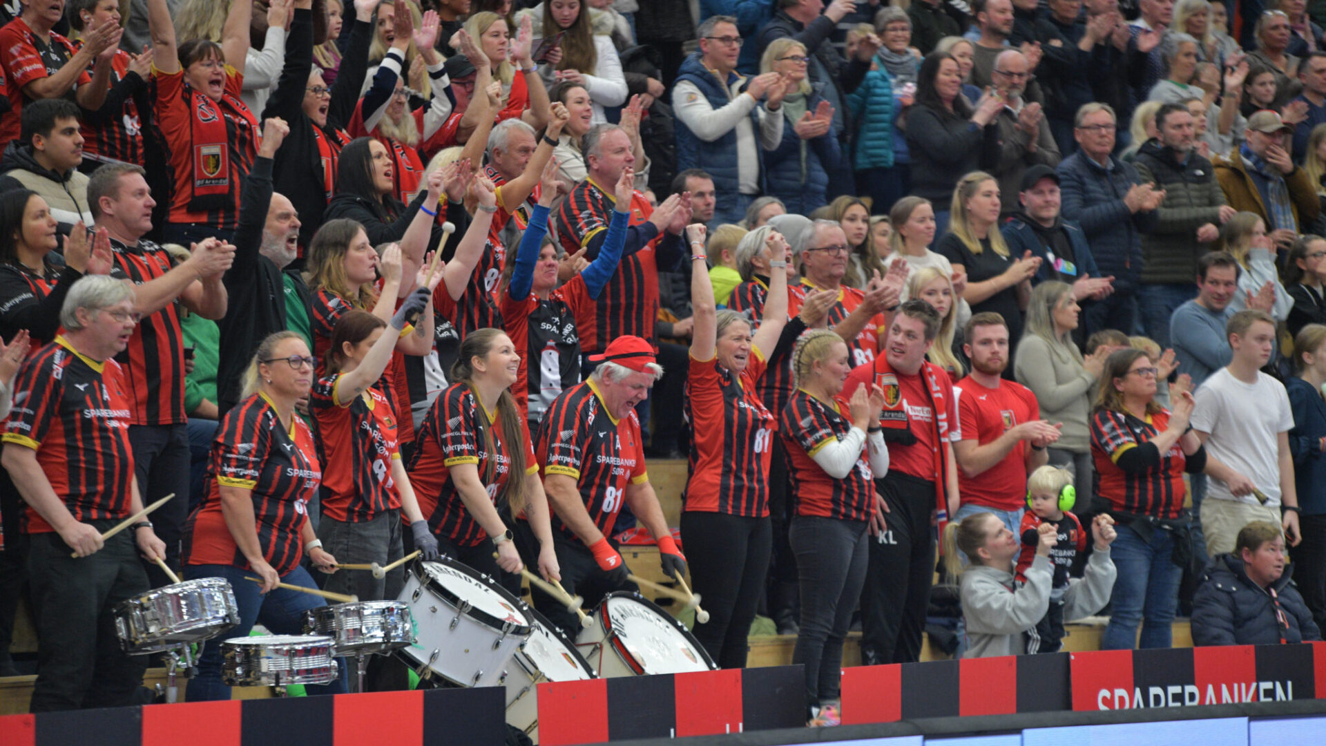 ØIF Arendal sine tilskuere og Svermen hadde mye å juble for under Folkets kamp mot Fjellhammer.